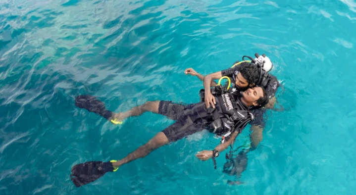 Rescue diver course training in the ocean at Iguana Divers Santa Teresa